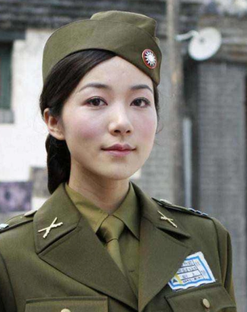 女明星穿军装谁最真实?有人短头发获好评,有人大红唇被骂太假