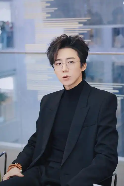 刘宇宁 大佬叉腰