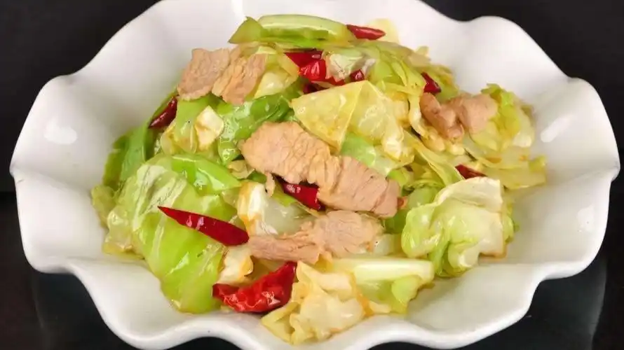 p data-id="gn77ytjf2o">卷心菜炒肉,是一道家常菜,制作原料主要有