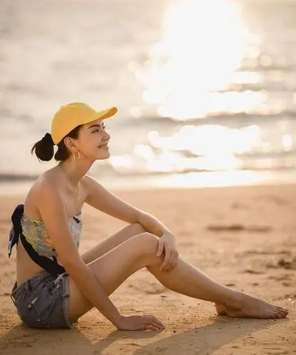 泰国女星拍摄海边写真丝巾裹胸性感奔放