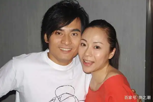 但是许多人都不知道保剑锋实际上已经结婚10年了,而且妻子同样也是一