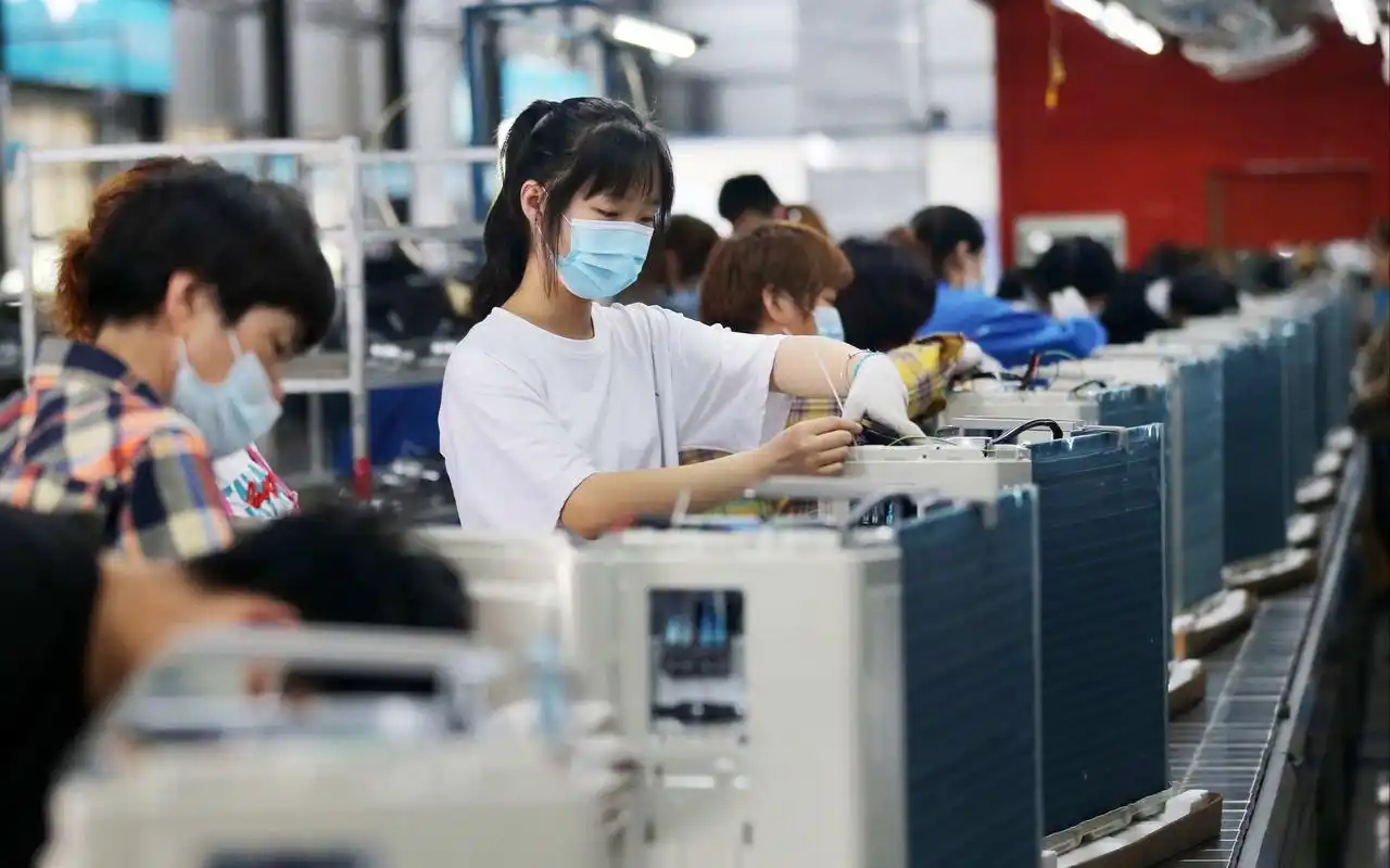 东莞工厂流水线纪录片,揭露低学历工人的真实现状,看完让人心酸!