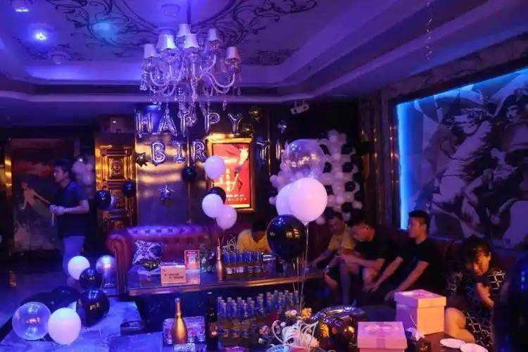 颁奖之后,又一大主角闪亮登场,那就是我是主角ktv为寿星们准备的巨型