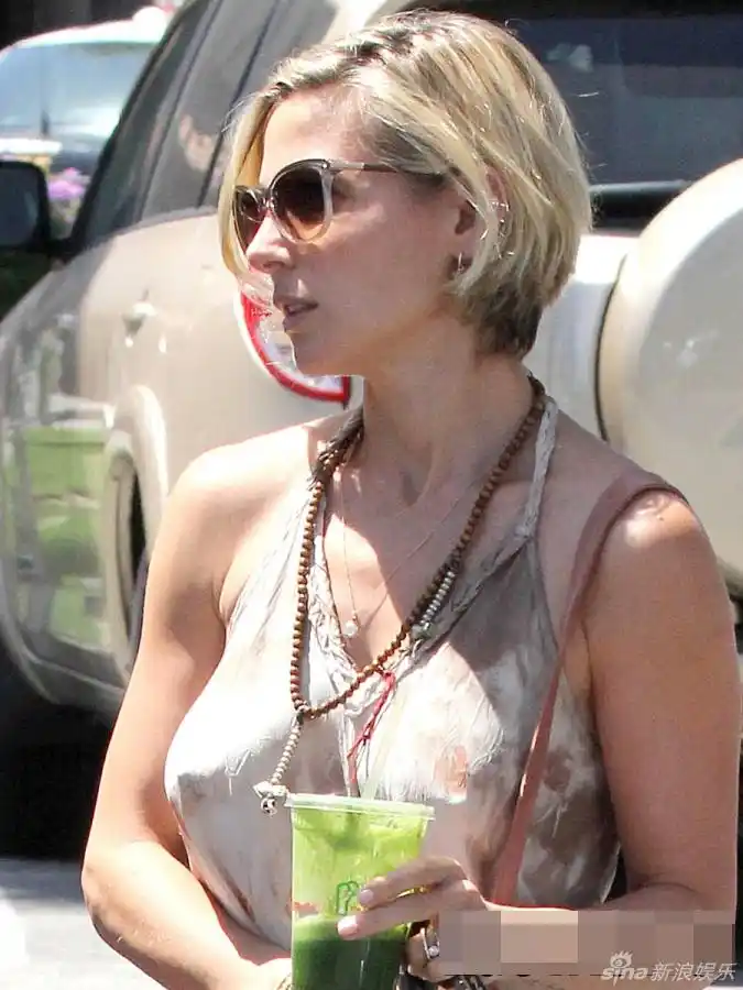 组图雷神嫂埃尔莎真空出街薄衫激凸上围傲人