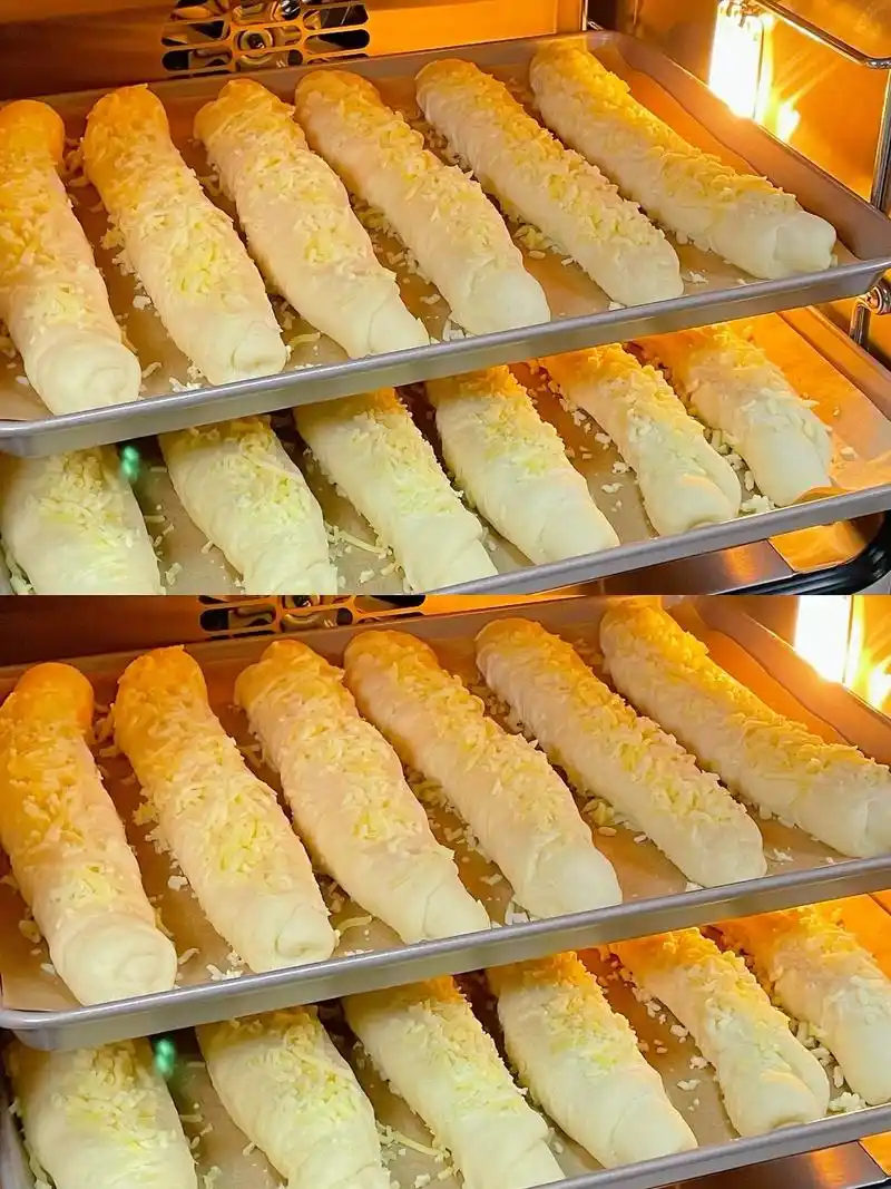 一口就爱上!黄金芝士条面包真的太好 - 抖音