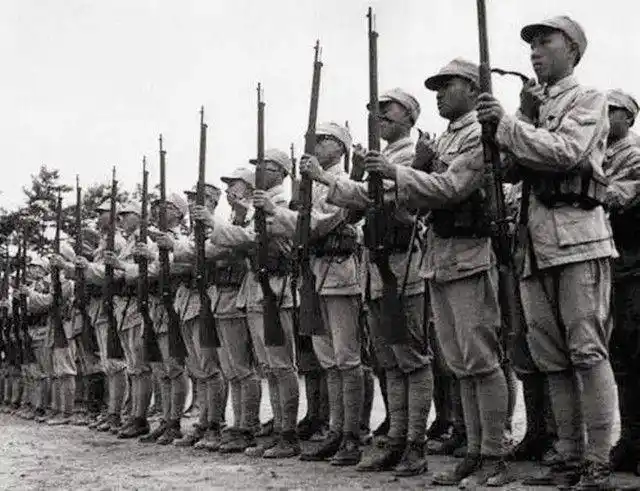 1937川军出川抗日,因装备烂遭阎老西百般嫌弃,李长官:全调给我