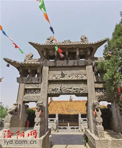 旅游景区相邻,有百鸟园,中华恐龙园,滑梯公园,秋千园,动物园等景点