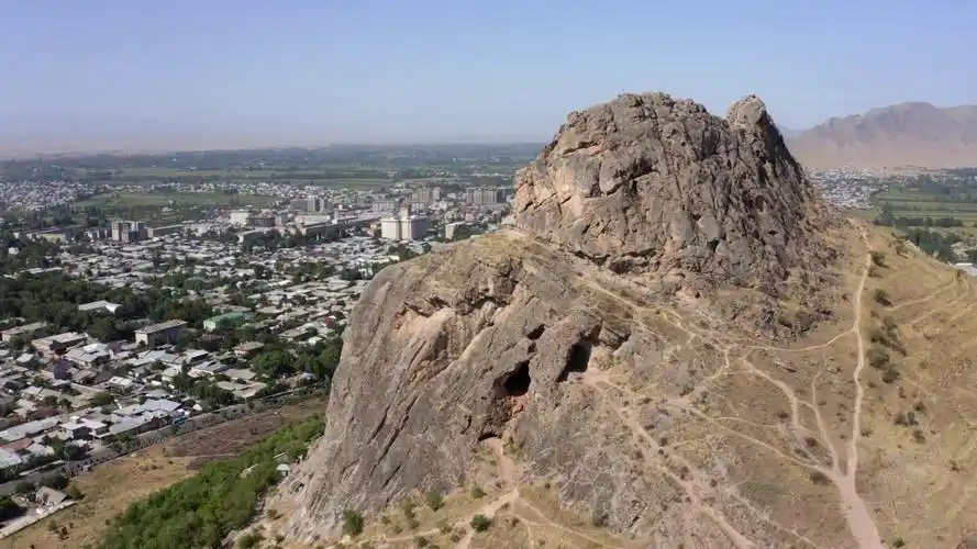 神奇的山脉.在岩石嶙峋的圣山苏莱曼-图的一个山峰上飞行.视频素材