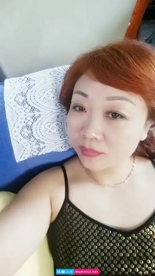 四十路妇女自拍,一副欲求不满的样子让我想法很多啊.