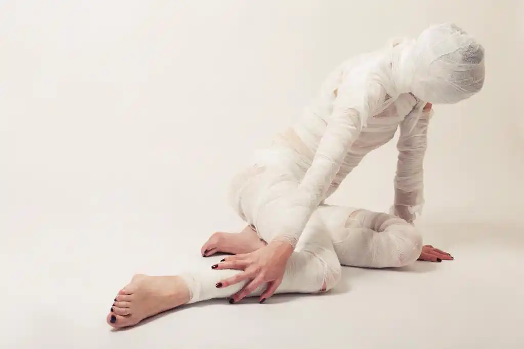 绷带的木乃伊,年轻漂亮的女人和绷带