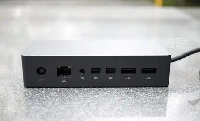 让人略感遗憾的微软并没有增加扩展接口,surface pro 4 还是保持了1个