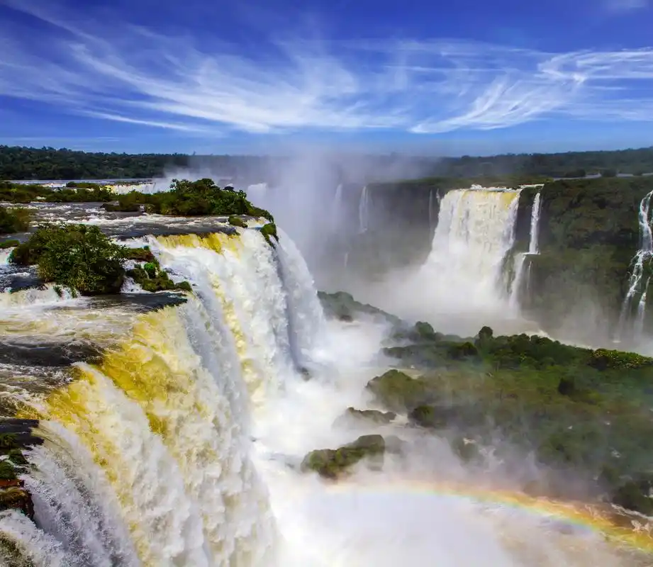 维多利亚瀑布又称莫西奥图尼亚瀑布,位于非洲赞比西河中游,赞比亚与
