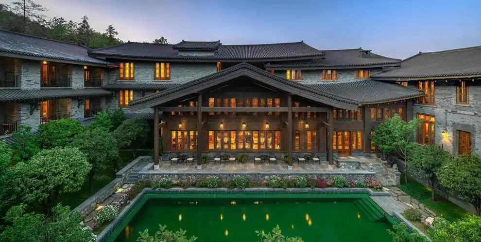 丽江半山酒店为一间房赴一座城丨用松赞的方式体验丽江