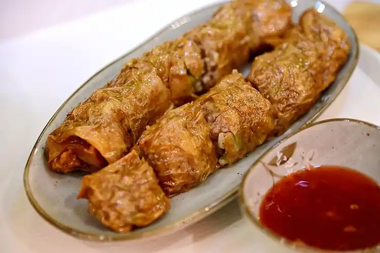 五香条,色泽金黄诱人,外皮香酥,内馅扎实,回味无穷.