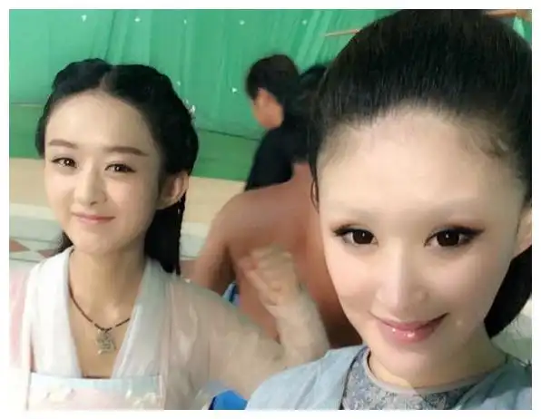 还记得《花千骨》中的绿鞘吗?画了眉毛后判若两人