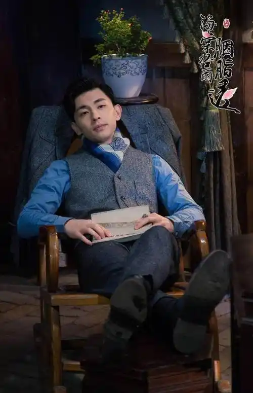 邓伦饰演男主朗月轩,风度翩翩的郎家二公子,明明心中喜欢顾海棠,却