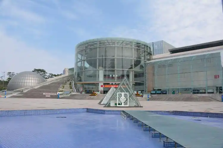 深圳市少年宫就在市中心地带,在莲花山公园大门进岀口的东边的第一个