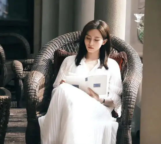 不明白为什么那时发展势头正好的刘诗诗会选择他,而且还换了经纪公司