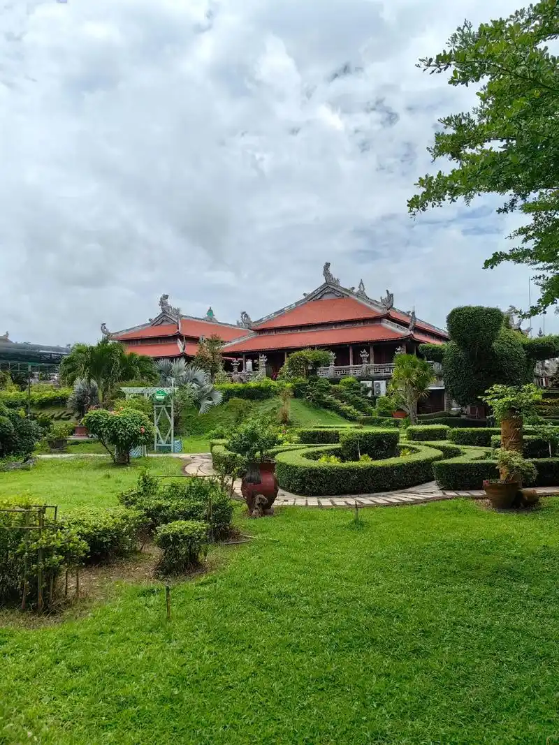 游走在越南西部的中式宫廷感受古色古香的风韵古建筑之美景点打卡亭台