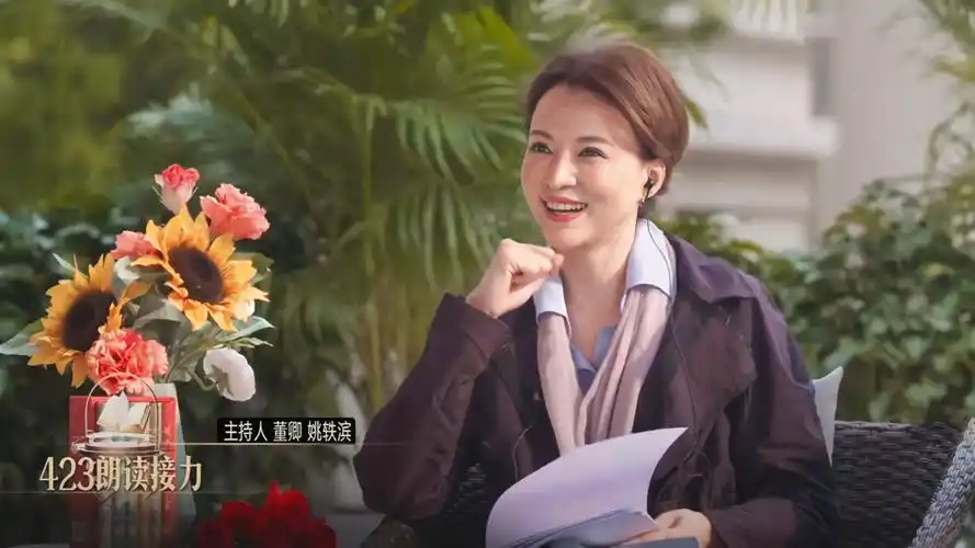 董卿白岩松罕见合体,两人打扮朴素接地气,穿"情侣装"抢镜