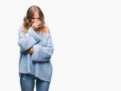 上闻到一些臭味和令人恶心的难以忍受的气味,用手指在鼻子上屏住呼吸