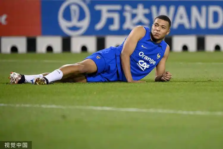 高清图:法国队训练备战 姆巴佩上演"睡美人"-搜狐大视野-搜狐新闻