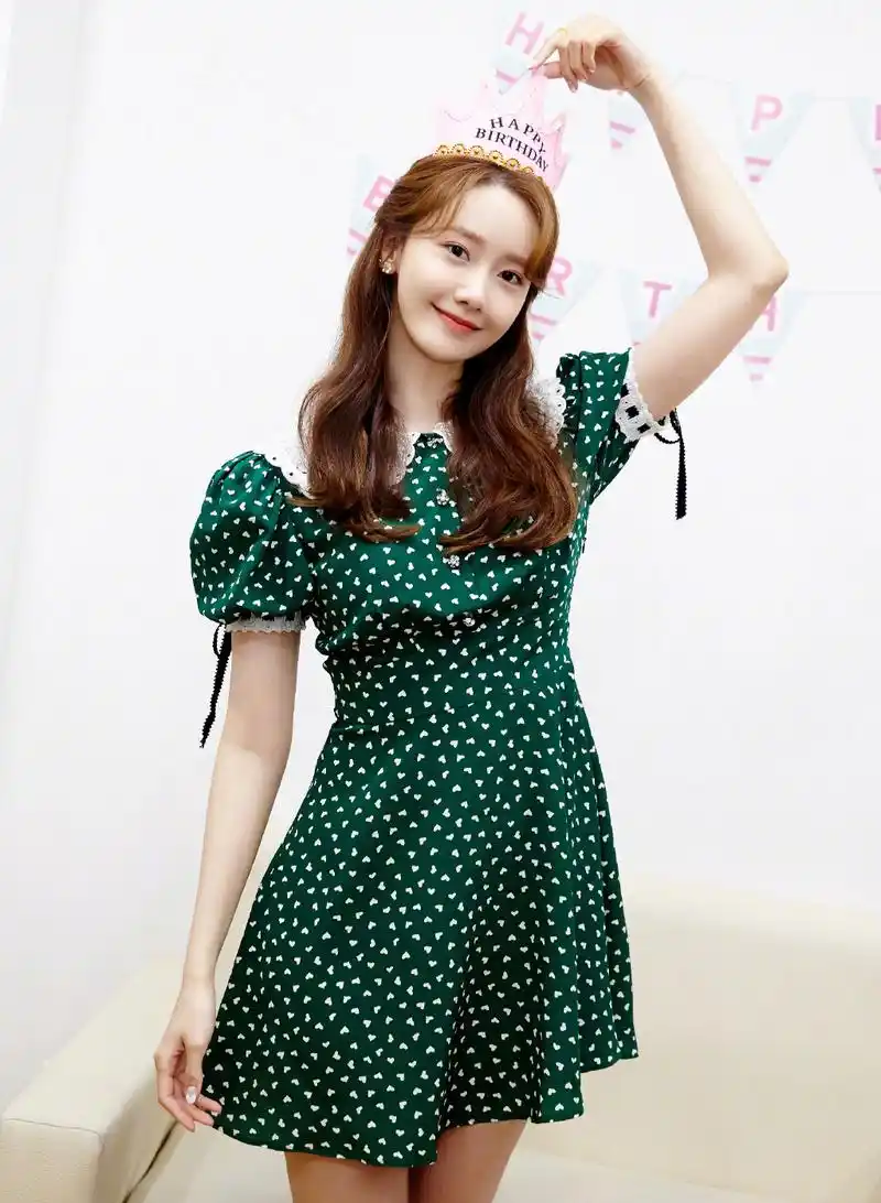 林允儿少女感爆棚!身穿绿色爱心印花连衣裙清新俏皮,美成初恋