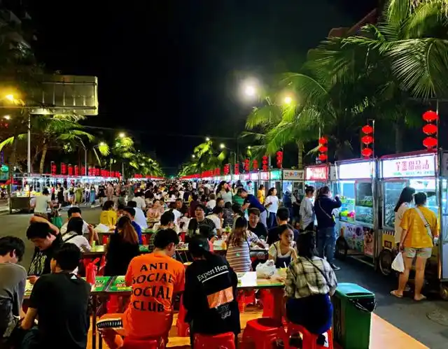 海大南门夜市,300个摊位小吃一次吃够,不辜负闲适的夜晚时光