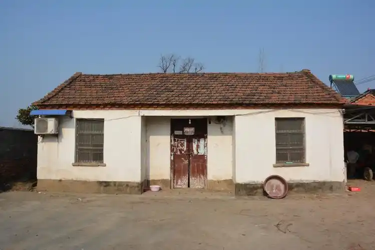 在驻马店市汝南县韩庄镇八里庄村东头,一所小院两间青砖瓦房,和村里别