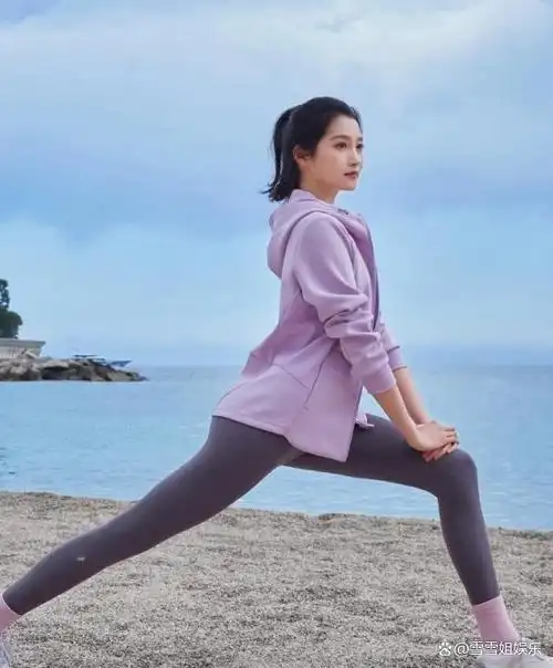 关晓彤晒海边跑步的写真身穿蓝色背心灰色紧身裤展现曼妙身材