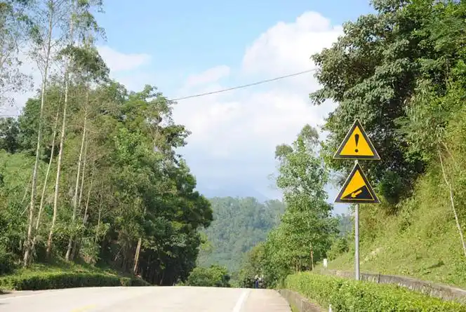 从去年骑行西藏开始,我就讨厌见到这个上坡标志,开车不过多加点油