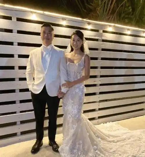 妻子汤洛雯腰身显粗疑怀孕,婚礼排场完胜前任_黄心颖_许志安_本人