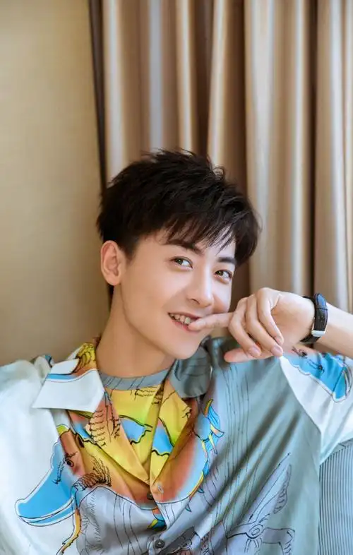 简介:赵志伟清爽帅气写真图片,分享一组赵志伟图片给大家,图中的明星