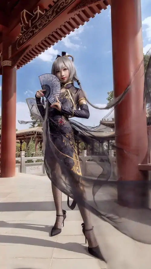 cos:虚拟歌手金丝雀洛天依,丝质旗袍加身,让其汉元素的概念非常突出