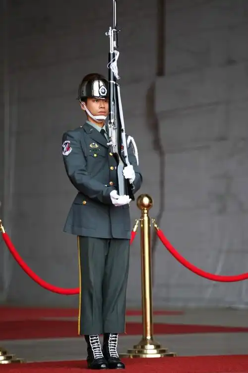 台湾军人 - 礼队换哨交接式