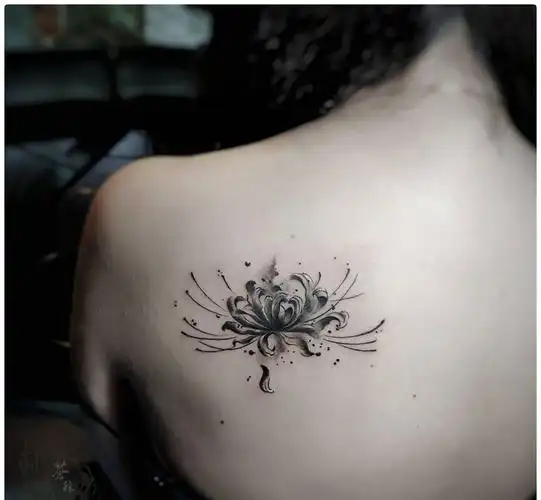 彼岸花纹身图片_肩部纹身图案