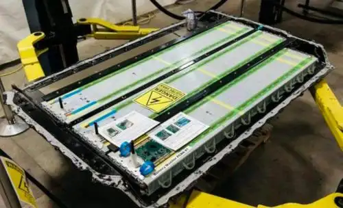 特斯拉modely宁德时代电池拆解(电池就在车边上)