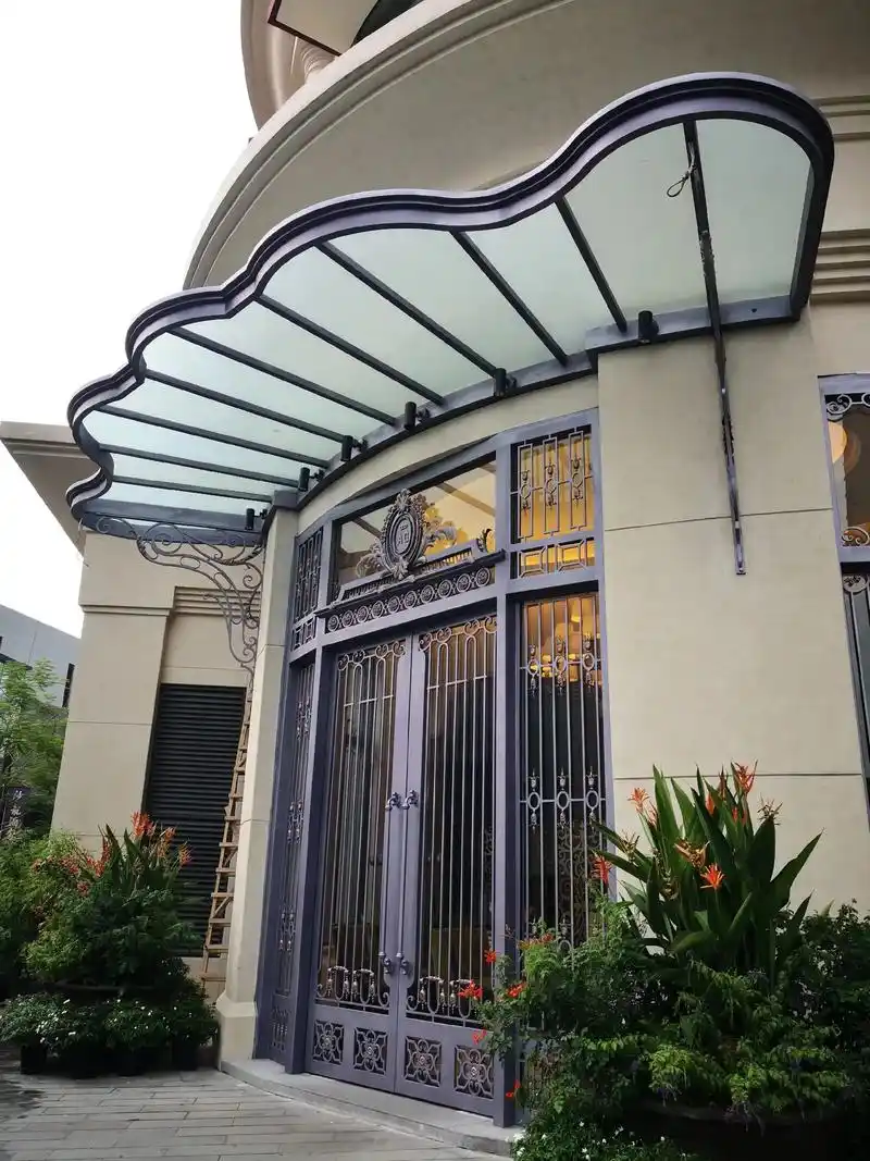 别墅大门搭配雨棚手工锻打欧美风范