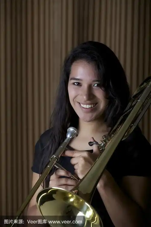 漂亮的女孩拿着长号