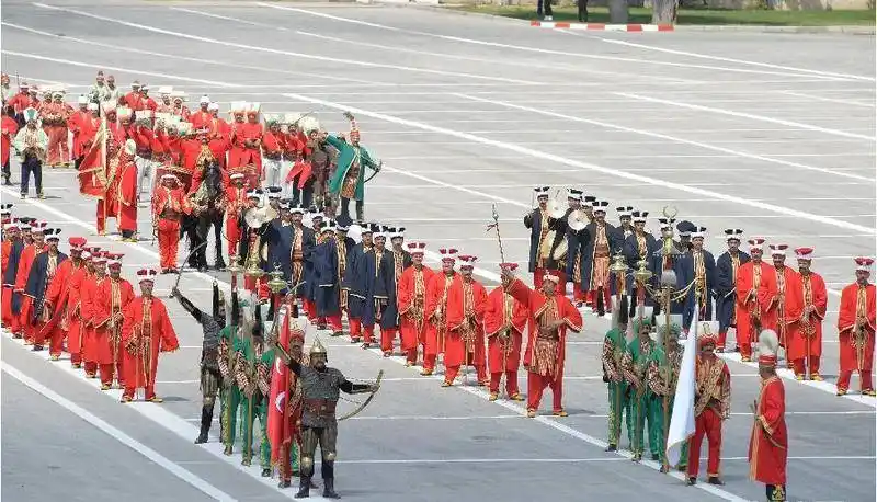 土耳其大阅兵:中国制火箭炮登场
