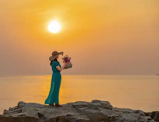 大海.礁石.美女