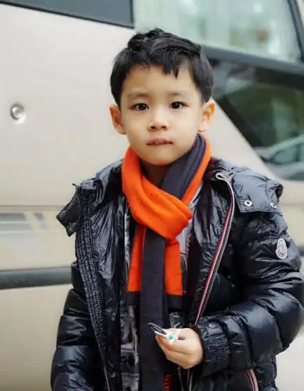 女神曹颖的儿子王子,五官清秀调皮可爱,小帅哥一枚!