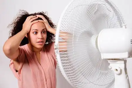 热到膨胀感觉到热的黑女人照片