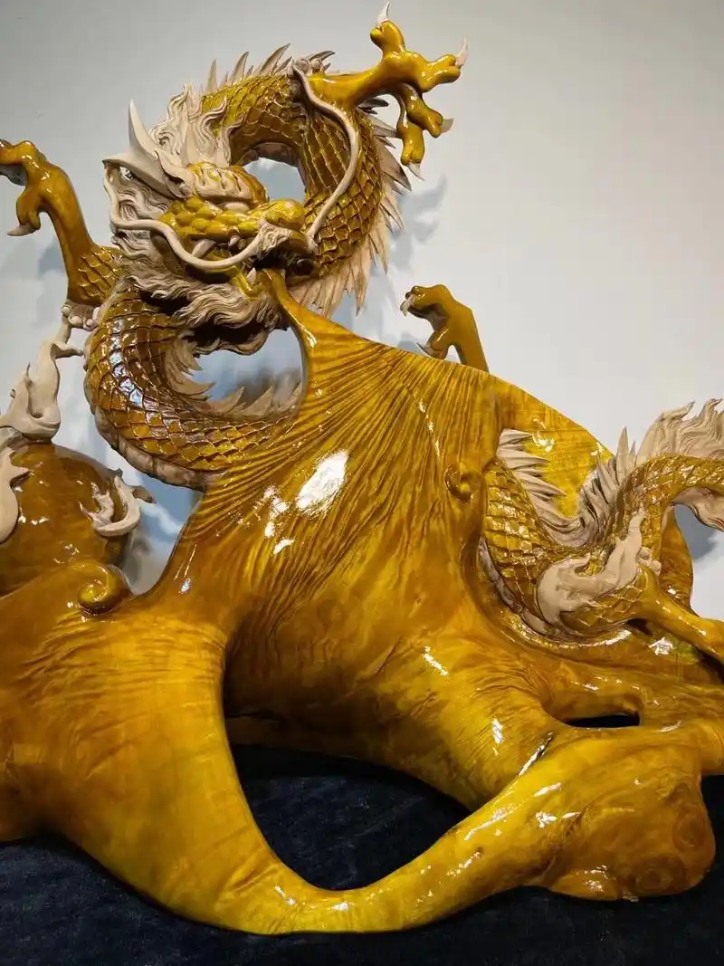 金丝楠木雕龙栩栩如生