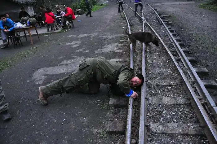 铁道游击队的传统辨别火车远近方法