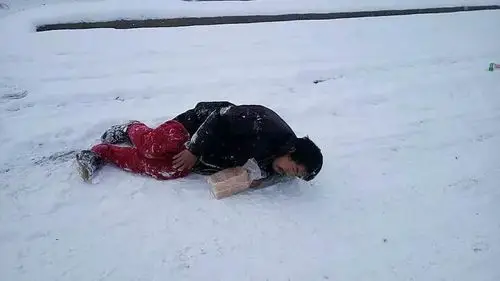 男子横卧雪地几近冻僵渑池坡头派出所民警真情送暖