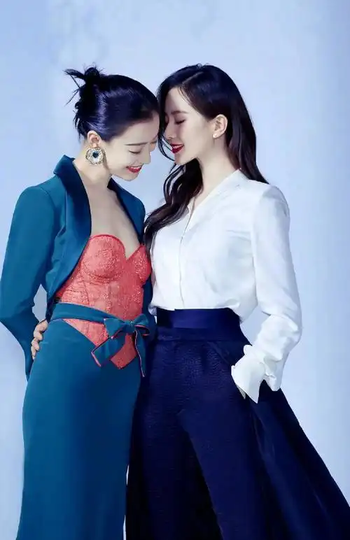 两个女明星合照(明星双人写真大pk:杨幂秀美腿,马伊琍好土气,胡歌