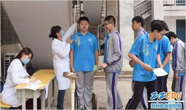 贴心!郑州三中组织全校学生进行健康体检