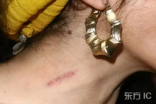 组图:怀恩豪斯探望狱中老公 镜头前秀爱情吻痕