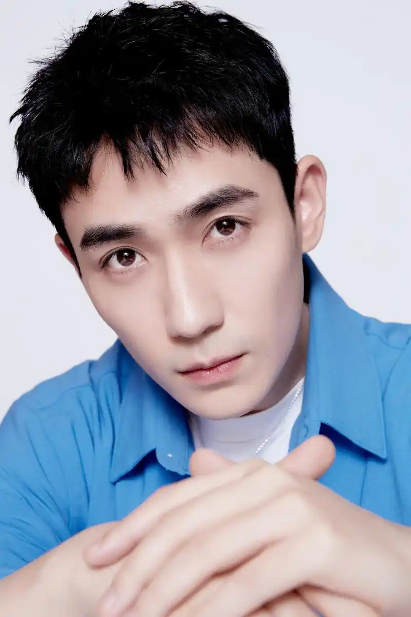 简介:朱一龙蓝色衬衫清爽写真图片,分享一组朱一龙图片给大家,图中的